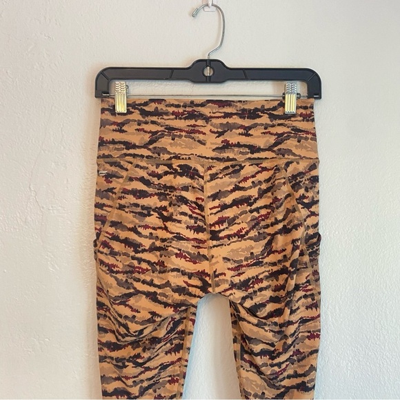 Fabletics powehold Brown and Black Patterned Leggings with pockets - Picture 5 of 7